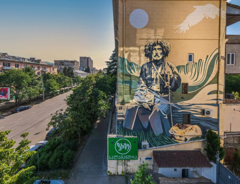 ცისკენ მიმართული ნახატი — როგორ გაცოცხლდა ვაჟა-ფშაველას სამყარო კედელზე